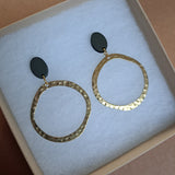 Stud earrings with brass hoop - black